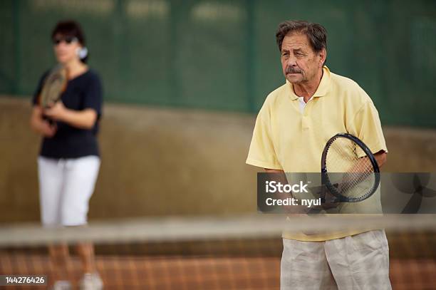 Uomo Anziano Giocare A Tennis - Fotografie stock e altre immagini di Nonno - Nonno, Ritratto, Tennis