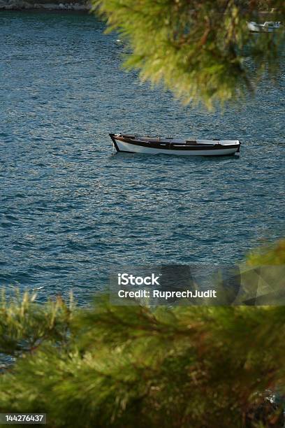 Barco Na Baía - Fotografias de stock e mais imagens de Admirar a Vista - Admirar a Vista, Ao Ar Livre, Atividade Recreativa