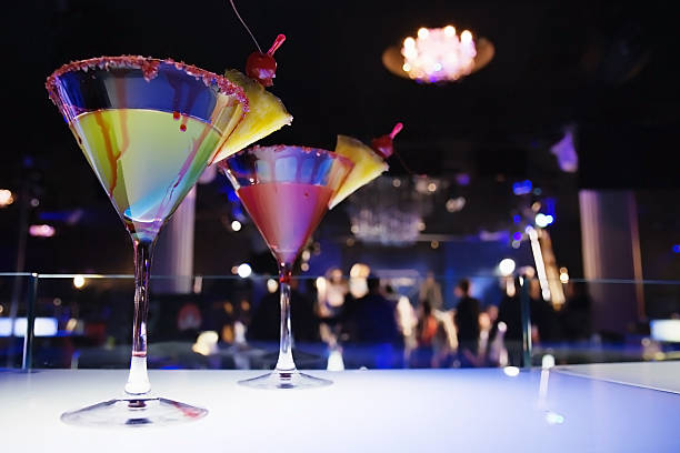 Occhiali con cocktail in discoteca, - foto stock