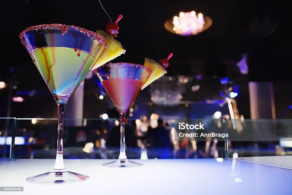 Óculos com cocktail na discoteca, - Royalty-free Bar - Local de entretenimento Foto de stock
