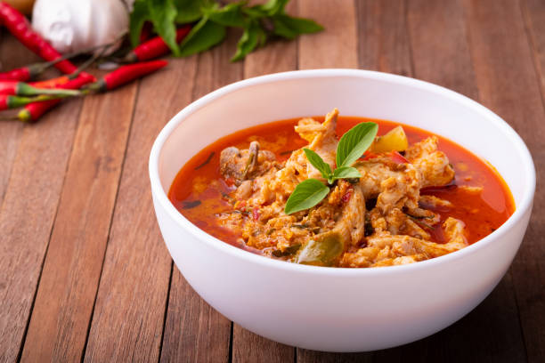 sopa roja de curry tailandés, menú tradicional de tailandia, curry rojo hervido con leche de coco y pollo - panang curry fotografías e imágenes de stock