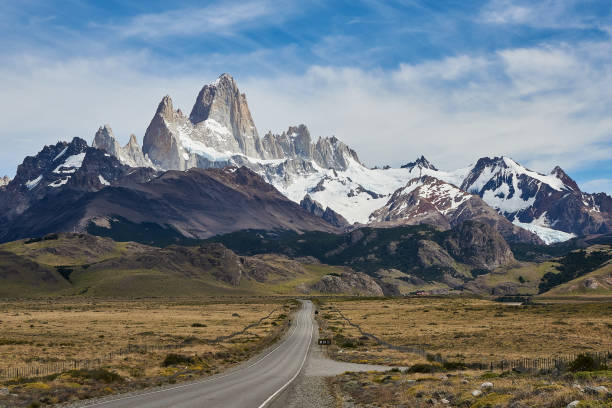 маршрут въезда в эль-чалтен, аргентина. - cerro torre стоковые фото и изображения