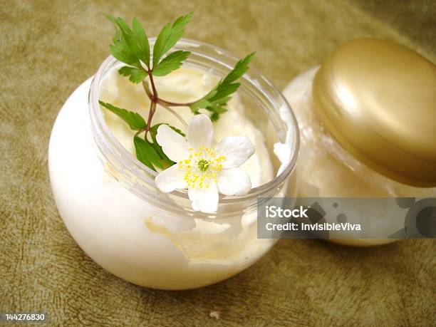Eiscrème Mit Weißen Blumen Stockfoto und mehr Bilder von Anfang - Anfang, Attraktive Frau, Badezimmer