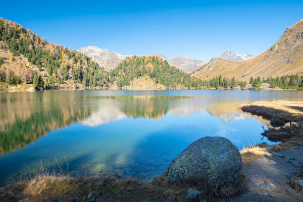 malerische aussicht auf den cavloc-see in den schweizer alpen - engadine alps landscape autumn european alps stock-fotos und bilder