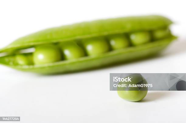 Guisante Única Foto de stock y más banco de imágenes de Aislado - Aislado, Lenteja, Verde - Color