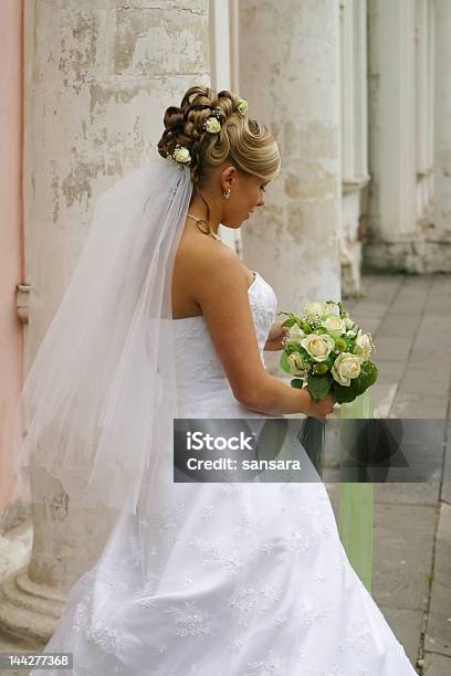 Foto de Linda Noiva e mais fotos de stock de Adulto - Adulto, Beleza, Bouquet