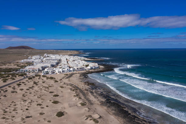 пейзажная панорама океана лансароте, ла калета-де-фамара испания - lanzarote bay canary islands beach стоковые фото и изображения