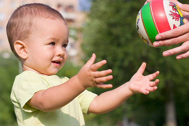 мяч - pass the ball стоковые фото и изображения