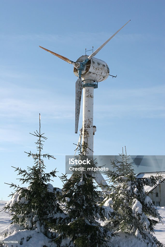 Turbina wiatrowa w zimie - Zbiór zdjęć royalty-free (Turbina wiatrowa)