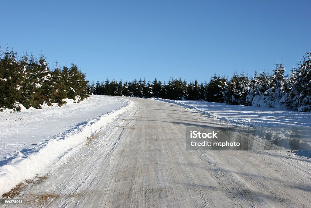 Заснеженная гора road - Стоковые фото Асфальт роялти-фри