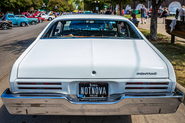 1973 pontiac ventura hardtop coupe - pontiac fotografías e imágenes de stock