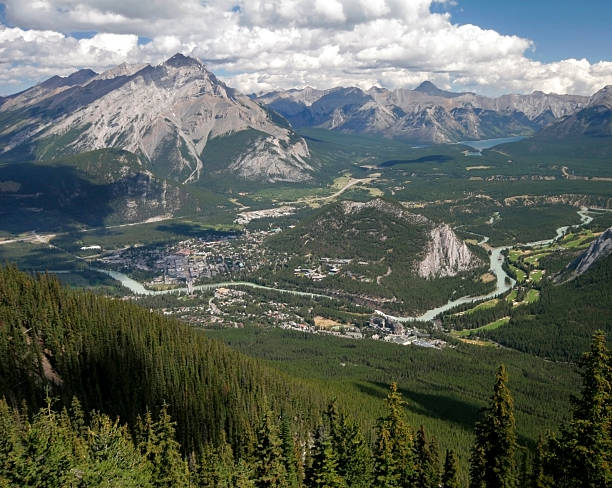 вид с горы, banff зеленовато-желтый - banff gondola стоковые фото и изображения