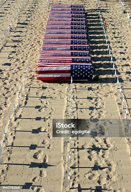 Preço De Guerra - Fotografias de stock e mais imagens de Cruz religiosa - Cruz religiosa, Profissão Militar, Vigília Memorial