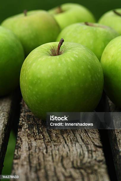 Lotes De Manzanas Verdes Foto de stock y más banco de imágenes de Alimento - Alimento, Colorido, Fotografía - Imágenes