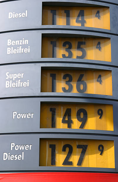prezzo del gas, display - gas fuel pump labeling fuel and power generation foto e immagini stock
