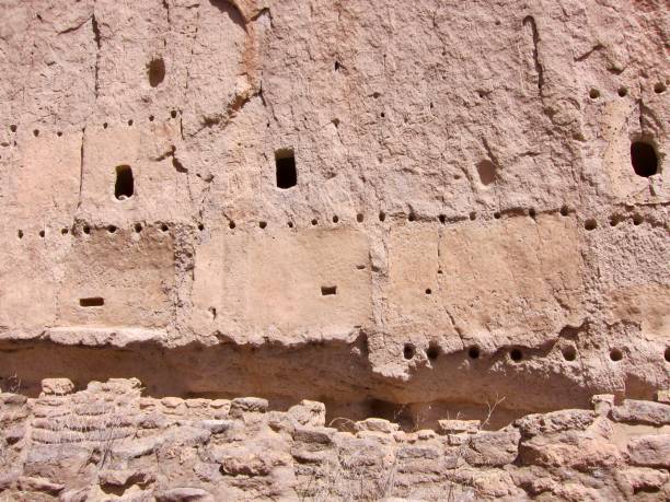 klippenwohnung, bandelier national monument - bandelier national monument anasazi anasazi ruins photography stock-fotos und bilder