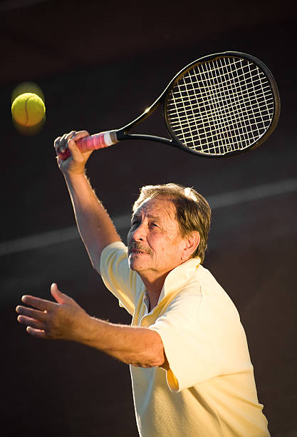 idoso jogar ténis - 65 70 age imagens e fotografias de stock