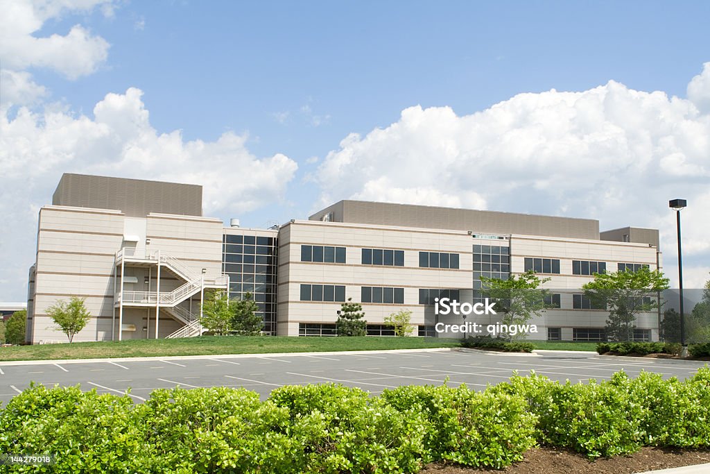 Ufficio moderno edificio suburbana Maryland parcheggio Blu Sky - Foto stock royalty-free di Affari