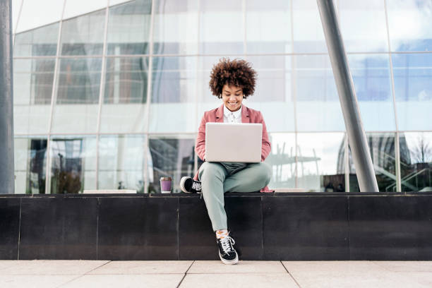 business woman korzystanie z laptopa na zewnątrz - working person zdjęcia i obrazy z banku zdjęć