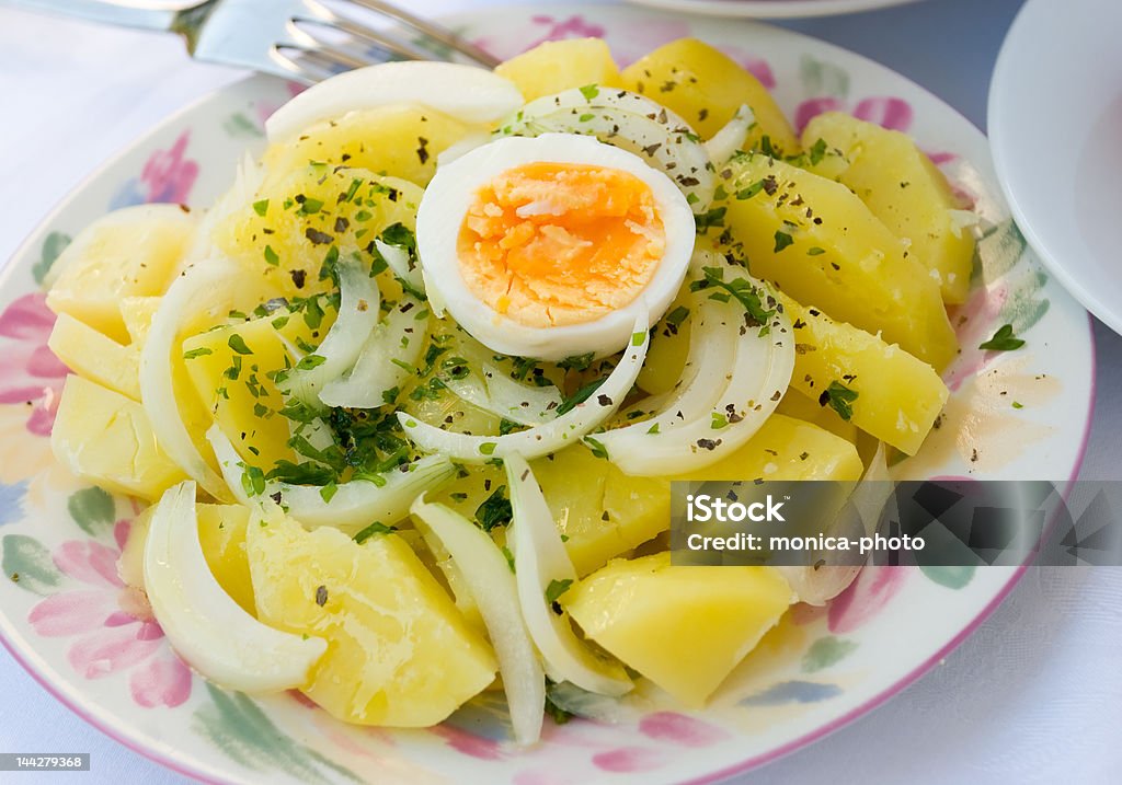 Curry ensalada de patata con huevo hervido y cebolla 3 - Foto de stock de Ajo libre de derechos