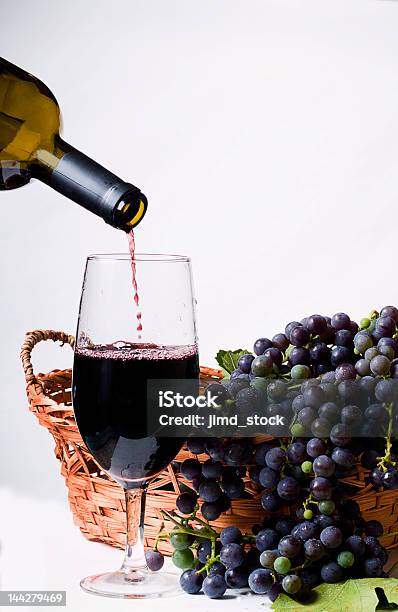 に注ぐワイン用のブドウ - つる草のストックフォトや画像を多数ご用意 - つる草, アルコール飲料, カットアウト
