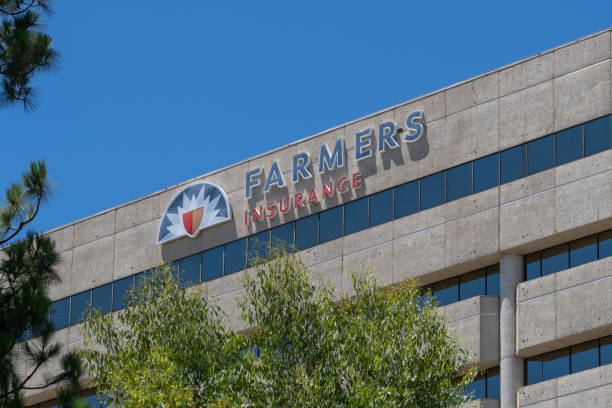 ファーマーズインシュアランスのロゴは、米国カリフォルニア州ウッドランドヒルズにある本社ビルにあります。 - ウッドランドヒルズ ストックフォトと画像