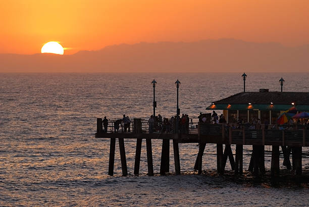 サン雰囲気でレドンドビーチ桟橋 - redondo beach ストックフォトと画像