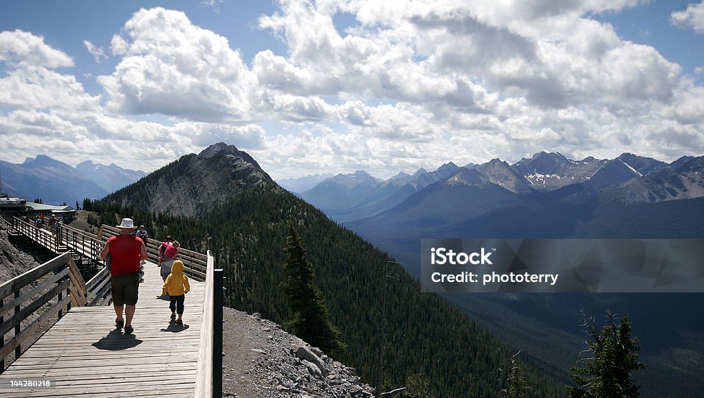 Familia paseos por un sendero en Sulfer montaña de Banff - Foto de stock de Banff libre de derechos