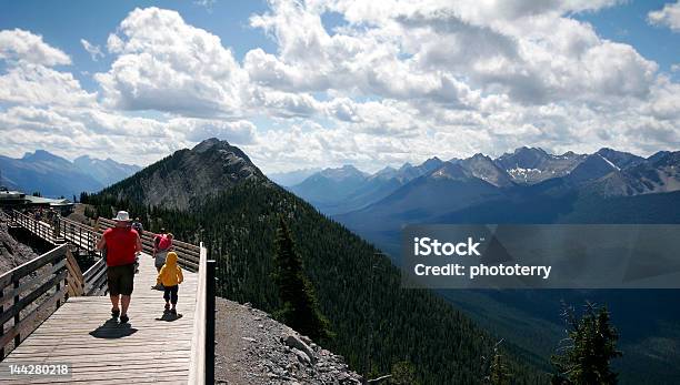 Familia Paseos Por Un Sendero En Sulfer Montaña De Banff Foto de stock y más banco de imágenes de Banff