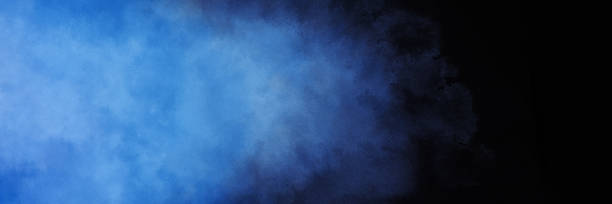 ciuffi di fumo blu o nebbia nebbiosa su sfondo nero, texture nuvolosa azzurra, elegante design banner, nuvole tempestose - atmospher foto e immagini stock