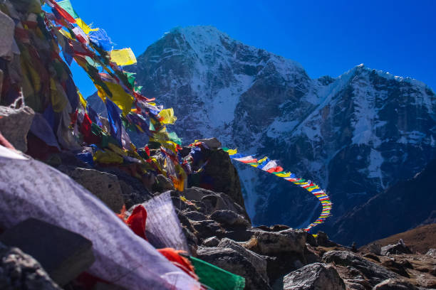 campamento base del everest y trekking amadablam en el himalaya de solukhumbu, nepal - amadablam fotografías e imágenes de stock