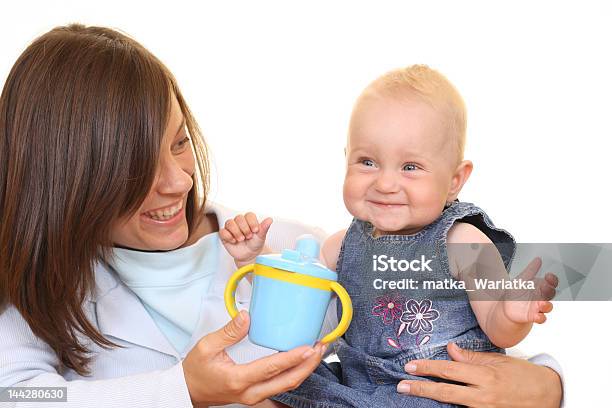 Kubek Dla Dziecka - zdjęcia stockowe i więcej obrazów 6 - 11 miesięcy - 6 - 11 miesięcy, Córka, Dorosły