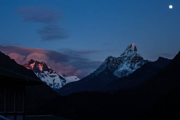 puesta de sol en el himalaya monte amadablam en el campamento base del everest trekking, solukhumbu, nepal - amadablam fotografías e imágenes de stock