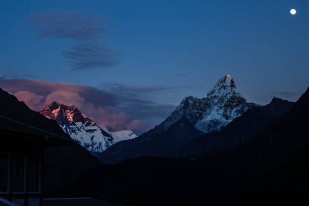 エベレストベースキャンプトレッキングのヒマラヤ山アマダブラムの夕日、ソルクンブ、ネパール - amadablam ストックフォトと画像