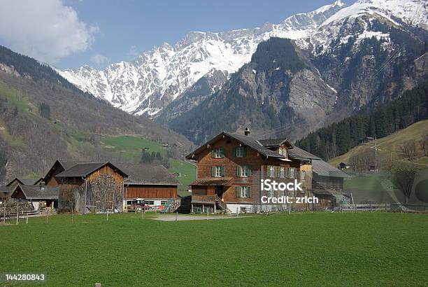 Foto de Alpes Suíços e mais fotos de stock de Casa de fazenda - Casa de fazenda, Suíça, Agricultura