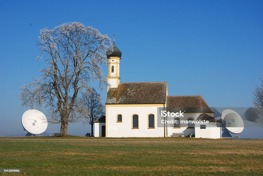 Ancienne église en Bavière, Allemagne, et des plats par satellite - Photo de Allemagne libre de droits
