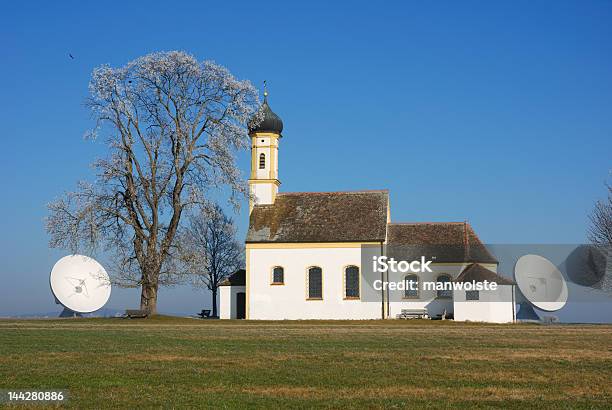 Photo libre de droit de Ancienne Église En Bavière Allemagne Et Des Plats Par Satellite banque d'images et plus d'images libres de droit de Allemagne