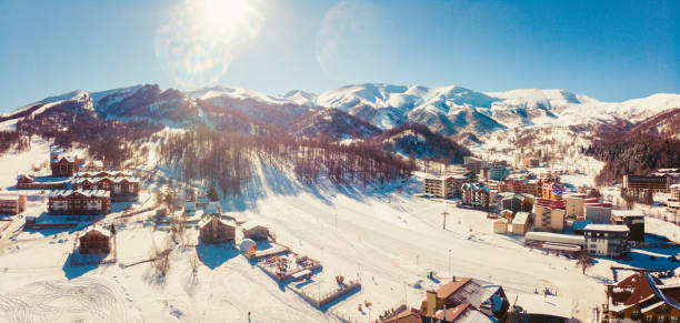 панорама горнолыжного курорта бакуриани в грузии, кавказские горы. известное туристическое направление для катания на лыжах на открытом в� - ski resort winter snow blizzard стоковые фото и изображения