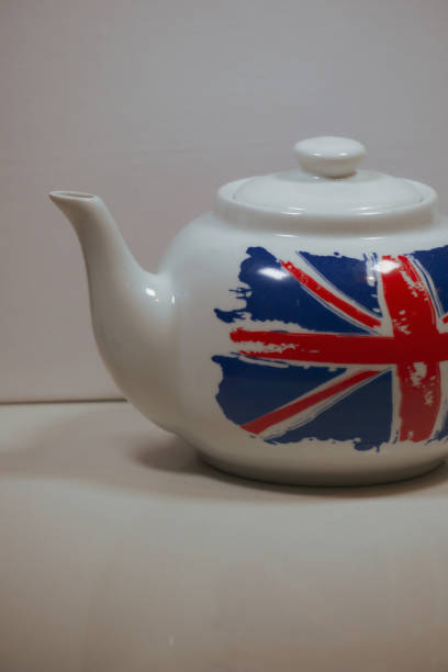 teiera e tazza di tè set di porcellana union jack set da tè inglese a tema britannico arredamento domestico bianco con bandiera o colazione calda in stile casalingo inglese britannico - labour room foto e immagini stock