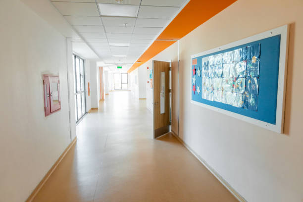 pasillo de la escuela primaria vacía - corridor entrance hall door wall fotografías e imágenes de stock