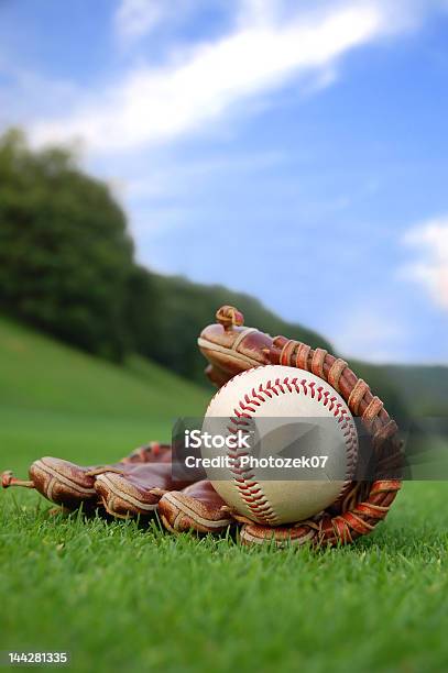 Verão De Basebol - Fotografias de stock e mais imagens de Apanhar - Atividade Física - Apanhar - Atividade Física, Basebol, Bola de Basebol