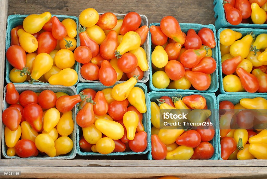 Multicolored pomidory na Farmer's Market - Zbiór zdjęć royalty-free (Basilicata)