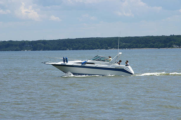 famille sur un bateau de sport - moored passenger ship rope lake photos et images de collection