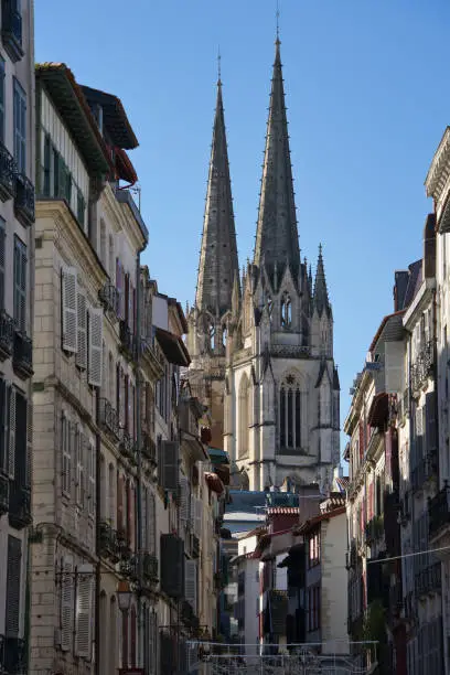 Photo of Views between buildings of the Sainte-Marie Cathedral of Bayonne during a sunny day.