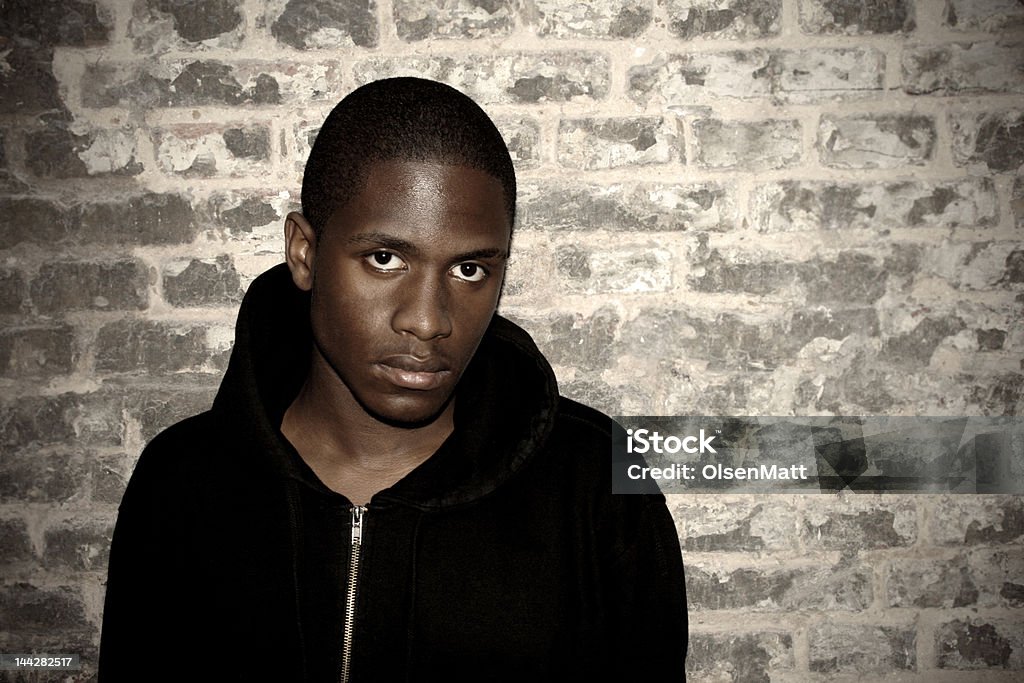 Jovem Homem negro contra parede de tijolos - Foto de stock de Abandonado royalty-free