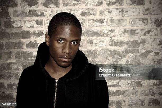 Jovem Homem Negro Contra Parede De Tijolo - Fotografias de stock e mais imagens de Abandonado - Abandonado, Adulto, Ausência