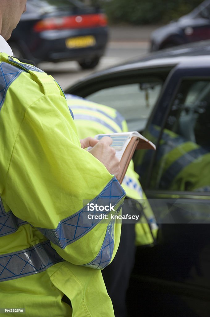 Ufficiale di polizia di registrazione dati - Foto stock royalty-free di Automobile