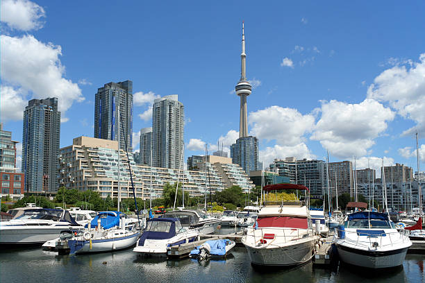 toronto marina e condomínios de frente para o mar - toronto waterfront commercial dock canada - fotografias e filmes do acervo