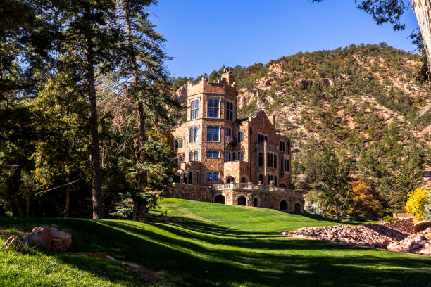 秋のチューダー様式のグレンアイリー城の美しい景色 - hotel colorado colorado springs usa ストックフォトと画像