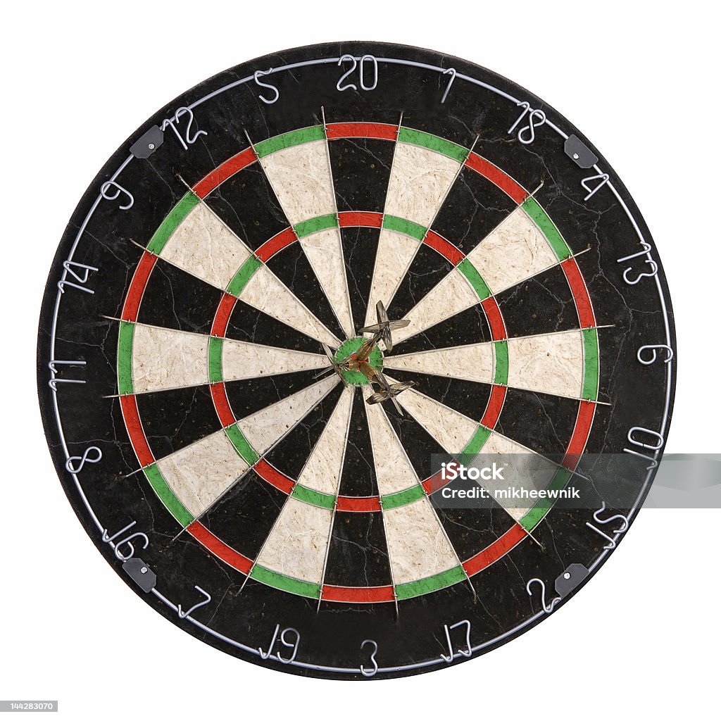 Cible de jeu de fléchettes avec trois fléchettes dans bullseye sur blanc - Photo de Activité libre de droits